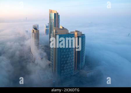 Luftaufnahme der Westbucht des Qatar Energy Building während des Nebels Stockfoto