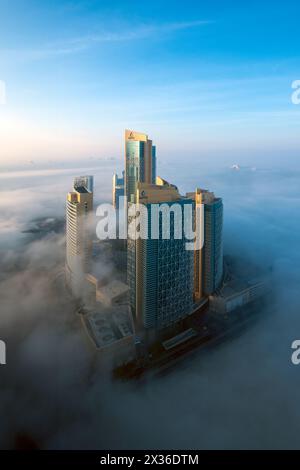 Luftaufnahme der Westbucht des Qatar Energy Building während des Nebels Stockfoto