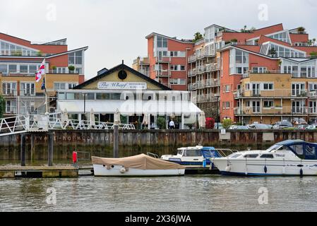 Die Themse bei Teddington Schleuse mit modernen Apartments am Wasser und Anlegebooten im Großraum London England Großbritannien Stockfoto