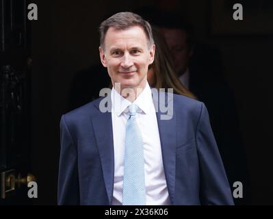 Aktenfoto vom 03/24 des Finanzministers Jeremy Hunt, der die Downing Street in London verlässt, mit seiner Ministerbox, bevor er sein Budget in den Houses of Parliament übergab. Die Verbündeten der Ukraine sollten Wladimir Putin "unter Druck setzen", sagte Bundeskanzler Jeremy Hunt bei einem Besuch in Kiew. Herr Hunts Reise in die Ukraine erfolgte, nachdem die Regierung ein Militärhilfepaket in Höhe von 500 Millionen Pfund angekündigt hatte und sich Rishi Sunak im Rahmen einer Erhöhung des britischen Verteidigungsbudgets zu langfristiger Unterstützung verpflichtete. Ausgabedatum: Donnerstag, 25. April 2024. Stockfoto