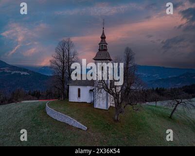 St. Thomas Kirche oberhalb des Dorfes Praprotno bei Morgengrauen Stockfoto