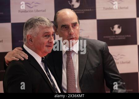 Buenos Aires, Buenos Aires, Argentinien. April 2024. Nationale und ausländische Regierungsbeamte nahmen an der von FundaciÃ³n Libertad organisierten Veranstaltung Teil. Auf dem Foto: Guillermo Francos (R), Innenminister Argentiniens. (Kreditbild: © Esteban Osorio/ZUMA Press Wire) NUR REDAKTIONELLE VERWENDUNG! Nicht für kommerzielle ZWECKE! Stockfoto