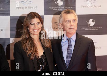 Buenos Aires, Buenos Aires, Argentinien. April 2024. Nationale und ausländische Regierungsbeamte nahmen an der von FundaciÃ³n Libertad organisierten Veranstaltung Teil. Auf dem Foto: Mauricio Macri, ehemaliger argentinischer Präsident mit seiner Frau Juliana Awada. (Kreditbild: © Esteban Osorio/ZUMA Press Wire) NUR REDAKTIONELLE VERWENDUNG! Nicht für kommerzielle ZWECKE! Stockfoto