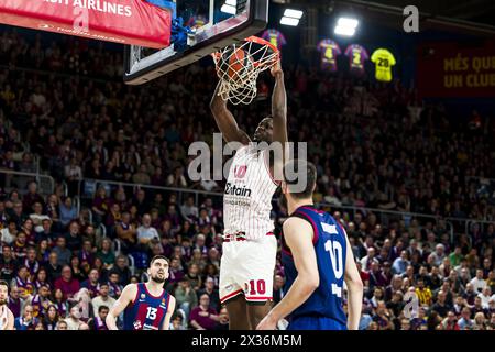 Moustapha fiel Olympiacos während des Basketballspiels der Turkish Airlines EuroLeague zwischen dem FC Barcelona und Olympiacos Piräus am 24. April 2024 im Palau Blaugrana in Barcelona Stockfoto