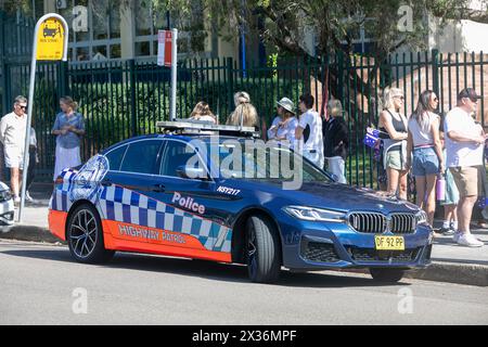 ANZAC Day 2024, Sydney BMW Police Highway Patrol Car, Teil der märzparade in Sydney Vorort Avalon Beach, NSW, Australien Stockfoto