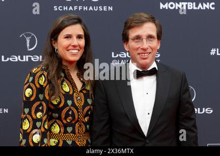 Madrid, Spanien. April 2024. Teresa Urquijo und José Luis Martínez -Almeida posieren auf dem roten Teppich, während Montblanc die Laureus World Sports Awards 2024 im Palacio de Cibeles in Madrid vergibt. Quelle: SOPA Images Limited/Alamy Live News Stockfoto