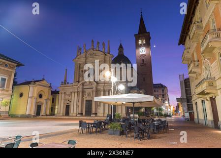 Historisches Zentrum einer italienischen Stadt bei Sonnenaufgang mit Bars und Restaurants im Freien, Busto Arsizio Stockfoto