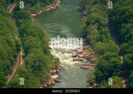 Ein Blick auf Wildwasserrafter im New River Gorge National Park und Preserve im Süden von West Virginia in den Appalachen, USA Stockfoto