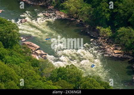 Ein Blick auf Wildwasserrafter im New River Gorge National Park und Preserve im Süden von West Virginia in den Appalachen, USA Stockfoto