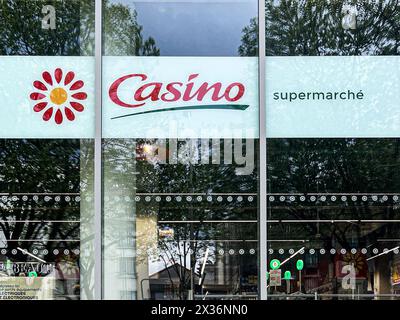 Illustration eines Kasino-Supermarktes am 24. April 2024 in Paris, Frankreich. Die Supermarktgruppe Casino sagte am Mittwoch, dass sie bis zu 3.267 Arbeitsplätze abbauen werde, um ihre finanziellen Probleme zu lösen, während sie ihr Geschäft neu fokussieren werde, um Frankreichs führender Einzelhändler für Convenience-Geschäfte zu werden. Casino kündigte letzten Monat ein neues Führungsteam um den tschechischen Milliardär Daniel Kretinsky an, mit dem der ehemalige Metro- und Lactalis-Geschäftsführer Philippe Palazzi CEO wird, was die 30-jährige Regierungszeit des Geschäftsmannes Jean-Charles Naouri beendet. Foto: Marie Hubert Psaila/ABACAPRESS.COM Stockfoto