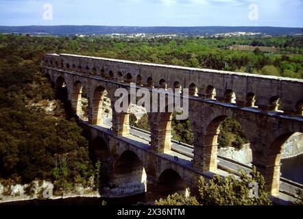 Blick auf das Aquaedukt Pont du Gard, das seit rund zweitausend Jahren auf seinem Massigen fundamententen ruht Frankreich Provence Pont du Gard Aquaedukt - Uzes - Nimes *** Blick auf das Aquädukt Pont du Gard, das seit rund zweitausend Jahren auf seinen massiven Fundamenten ruht France Provence Pont du Gard Aquädukt Uzes Nimes Stockfoto