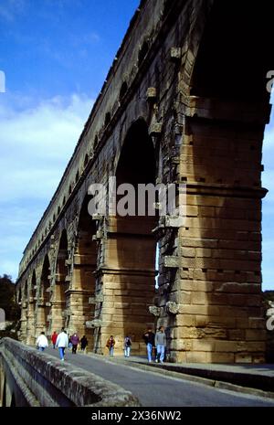 Blick auf das maechtige roemische Aquaedukt, das seit fast zweitausend Jahren auf seinem massigen Fundamenten ruht Frankreich Provence Pont du Gard Aquaedukt - begehbar *** Blick auf das mächtige römische Aquädukt, das seit fast zweitausend Jahren auf seinen massiven Fundamenten ruht France Provence Pont du Gard Aquädukt zugänglich ist Stockfoto