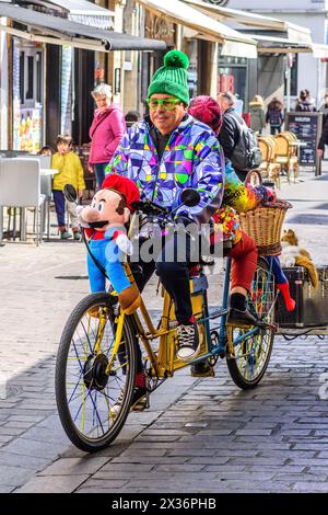 Mann und Frau auf einem lustigen einzigartigen Tandemfahrrad - Tours, Indre-et-Loire (37), Frankreich. Stockfoto