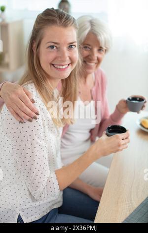 Glückliche blonde, reife Tochter und ältere Mutter Stockfoto