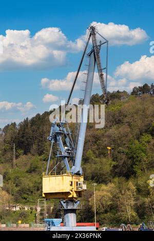 Hydraulikkran auf Stahlträger am kommerziellen Hafendock. Stockfoto