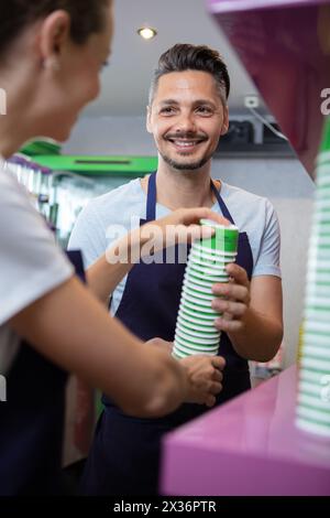 Eisarbeiter reden an der Theke Stockfoto