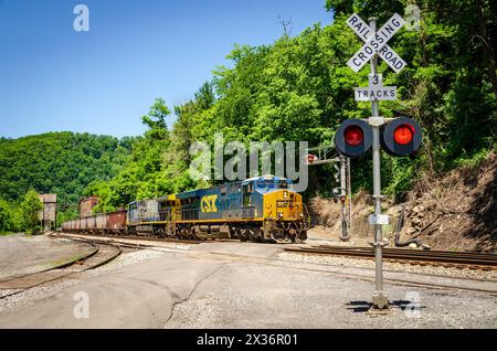 Ein Zug fuhr durch die Boomtown Thurmond im Fayette County, West Virginia, USA Stockfoto