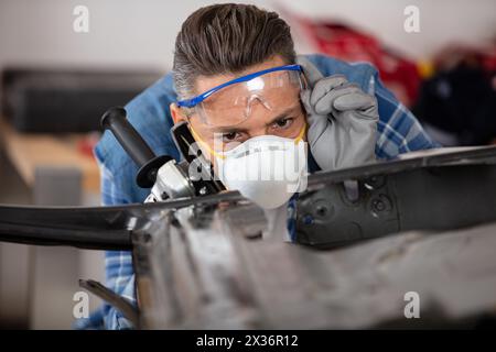 Kutschenbauer bei der Arbeit in der Garage Stockfoto