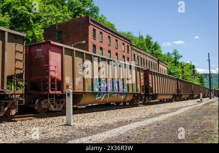 Ein Zug fuhr durch die Boomtown Thurmond im Fayette County, West Virginia, USA Stockfoto