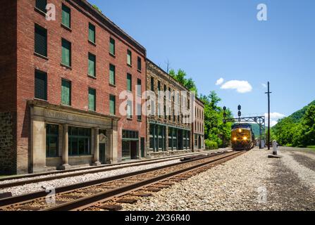 Ein Zug fuhr durch die Boomtown Thurmond im Fayette County, West Virginia, USA Stockfoto