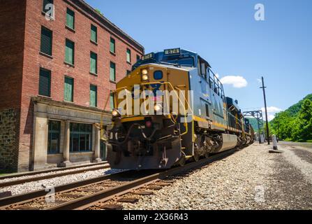 Ein Zug fuhr durch die Boomtown Thurmond im Fayette County, West Virginia, USA Stockfoto