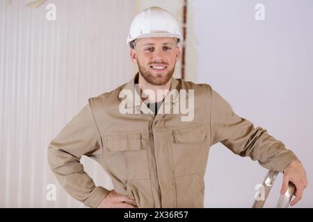 Builder ist auf der Leiter Stockfoto