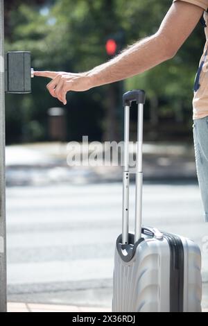 Millennial benutzt eine öffentliche Kreuzung während der Pendelfahrt Stockfoto