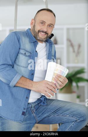 Ein Mann mit Farbmustern Stockfoto