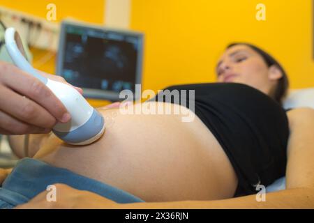 Schwangere Frau mit Ultraschalluntersuchung Stockfoto