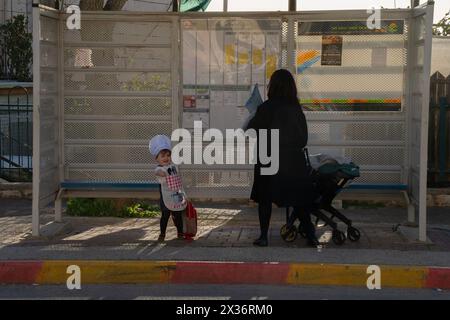 Jerusalem, Israel - 13. März 2024: Während des Purimfeiertags in Jerusalem waren eine orthodoxe jüdische Mutter und ihre beiden Kinder, eines davon als A verkleidet Stockfoto