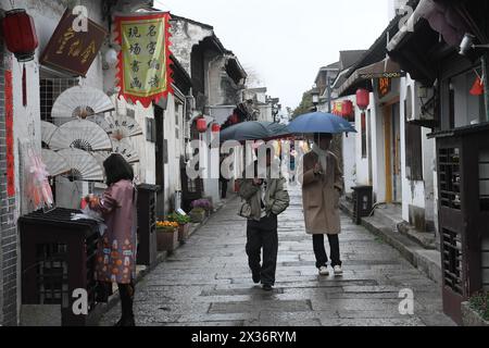 (240425) -- SHAOXING, 25. April 2024 (Xinhua) -- Touristen besuchen Cangqiao Straight Street in Shaoxing, ostchinesische Provinz Zhejiang, 20. Februar 2024. Cangqiao Zhijie, wörtlich übersetzt als „Cangqiao Straight Street“, ist eine historische und kulturelle Stätte mit alten Häusern von einzigartigem Stil. Auf einer Fläche von 0,064 Quadratkilometern konnte die 1.500 Meter lange Straße bis in die Song-Dynastie (960–1279) zurückverfolgt werden. Seit den 1990er Jahren werden hier Sanierungs- und Schutzmaßnahmen durchgeführt Offiziell von der UNESCO als Cangqiao Historical Street bezeichnet, wurde diese Stätte mit dem Merit Award der UNESCO ausgezeichnet Stockfoto
