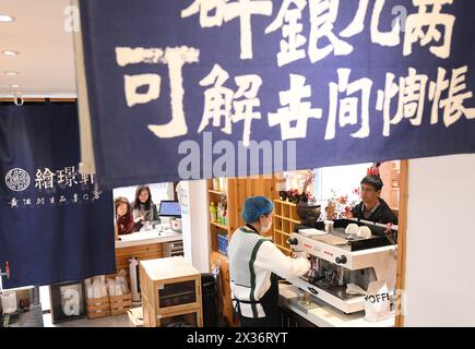 (240425) -- SHAOXING, 25. April 2024 (Xinhua) -- Ein Kunde kauft Kaffeespezialitäten mit gelbem Reiswein in einem Geschäft in der Cangqiao Straight Street in Shaoxing, ostchinesische Provinz Zhejiang, 13. März 2024. Cangqiao Zhijie, wörtlich übersetzt als „Cangqiao Straight Street“, ist eine historische und kulturelle Stätte mit alten Häusern von einzigartigem Stil. Auf einer Fläche von 0,064 Quadratkilometern konnte die 1.500 Meter lange Straße bis in die Song-Dynastie (960–1279) zurückverfolgt werden. Seit den 1990er Jahren werden hier Sanierungs- und Schutzmaßnahmen durchgeführt Offiziell Cangqiao Historical St Stockfoto