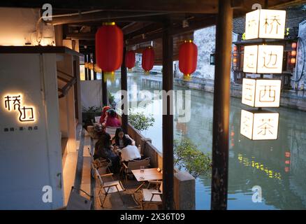 (240425) -- SHAOXING, 25. April 2024 (Xinhua) -- Menschen genießen ihre Freizeit in einem Teehaus in der Cangqiao Straight Street in Shaoxing, ostchinesische Provinz Zhejiang, 24. April 2024. Cangqiao Zhijie, wörtlich übersetzt als „Cangqiao Straight Street“, ist eine historische und kulturelle Stätte mit alten Häusern von einzigartigem Stil. Auf einer Fläche von 0,064 Quadratkilometern konnte die 1.500 Meter lange Straße bis in die Song-Dynastie (960–1279) zurückverfolgt werden. Seit den 1990er Jahren werden hier Sanierungs- und Schutzmaßnahmen durchgeführt Offiziell Cangqiao Historical Street von der UNESCO genannt, war dieser Ort Stockfoto