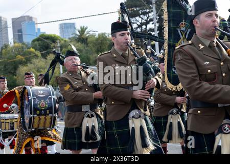 Soldaten und Soldaten marschieren zum Klang der Dudelsackpfeifen zum Schrein der Erinnerung am ANZAC Day. Melbourne, Victoria, Australien. Stockfoto