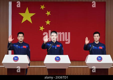 Peking, Jiuquan Satellite Launch Center im Nordwesten Chinas. April 2024. YE Guangfu (C), Li Cong (R) und Li Guangsu, die drei chinesischen Astronauten für die bevorstehende Shenzhou-18-Raumflugmission, treffen am 24. April 2024 im Jiuquan Satellite Launch Center im Nordwesten Chinas mit der Presse. Quelle: Wang Jiangbo/Xinhua/Alamy Live News Stockfoto