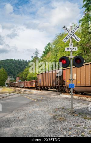 Ein Zug fuhr durch die Boomtown Thurmond im Fayette County, West Virginia, USA Stockfoto