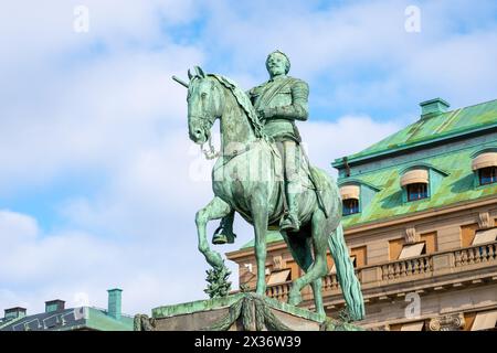 Die Statue von Gustav II. Adolf steht hier stolz in Stockholm, Schweden, mit klarem Himmel und umgeben von der Stadtarchitektur. Stockfoto