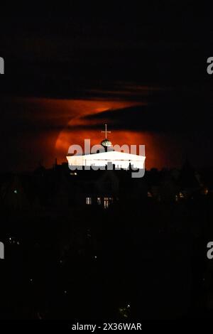 Prag, Tschechische Republik. April 2024. Vollmond, der hinter der Kirche des Heiligen Herzens unseres Herrn in Prag, Tschechische Republik, aufgeht, 24. April 2024. Quelle: Ondrej Deml/CTK Photo/Alamy Live News Stockfoto