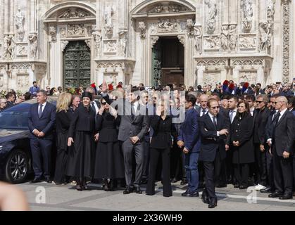 Mailand, Italien, 14 Giugno, 2023. Die Familie Berlusconi begrüßt das Publikum und Unterstützer der Forza Italia bei der Beerdigung des ehemaligen italienischen Premierministers Silvio Berlusconi im Mailänder Dom. Von links in der Gruppe: Die beiden Töchter des Ex-Premier Silvio Berlusconi Eleonora und Barbara, sein letzter Sohn Luigi, die erste Tochter Marina, der erste Sohn Pier Silvio Berlusconi mit Silvio Berlusconis Bruder Paolo. Berlusconi starb am 12. Juni 2023 im Krankenhaus San Raffaele in Mailand. Die Beerdigung, die von Erzbischof Mario Delpini gefeiert wurde, wurde live auf riesigen Leinwänden übertragen Stockfoto