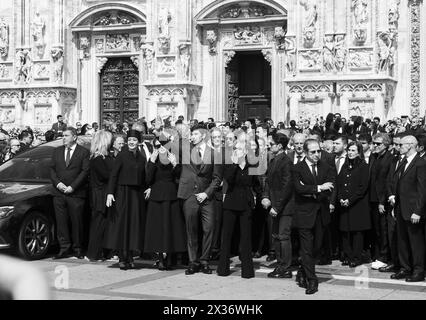 Mailand, Italien, 14 Giugno, 2023. Die Familie Berlusconi begrüßt das Publikum und Unterstützer der Forza Italia bei der Beerdigung des ehemaligen italienischen Premierministers Silvio Berlusconi im Mailänder Dom. Von links in der Gruppe: Die beiden Töchter des Ex-Premier Silvio Berlusconi Eleonora und Barbara, sein letzter Sohn Luigi, die erste Tochter Marina, der erste Sohn Pier Silvio Berlusconi mit Silvio Berlusconis Bruder Paolo. Berlusconi starb am 12. Juni 2023 im Krankenhaus San Raffaele in Mailand. Die Beerdigung, die von Erzbischof Mario Delpini gefeiert wurde, wurde live auf riesigen Leinwänden übertragen Stockfoto