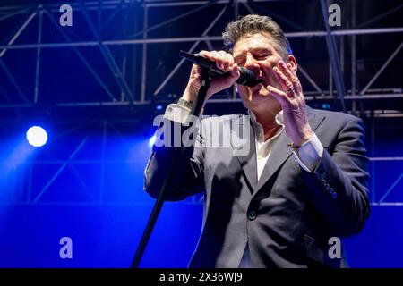 Mantua, Italien. April 2024. Tony Hadley, Künstlername von Anthony Patrick Hadley, singt auf der Bühne während seines Live-Auftritts für „Mad About You“ mit der Fabulous TH Band European Tour im PalaUnical Theatre in Mantua, Italien, am 24. April 2024. (Foto: Roberto Tommasini/NurPhoto) Credit: NurPhoto SRL/Alamy Live News Stockfoto