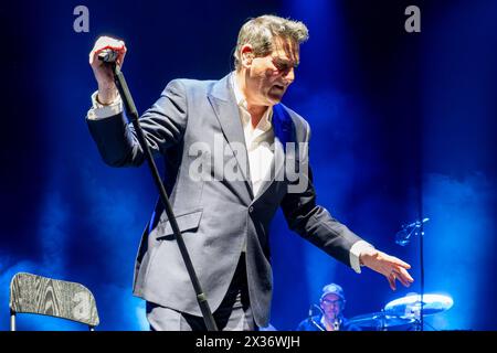 Mantua, Italien. April 2024. Tony Hadley, Künstlername von Anthony Patrick Hadley, singt auf der Bühne während seines Live-Auftritts für „Mad About You“ mit der Fabulous TH Band European Tour im PalaUnical Theatre in Mantua, Italien, am 24. April 2024. (Foto: Roberto Tommasini/NurPhoto) Credit: NurPhoto SRL/Alamy Live News Stockfoto