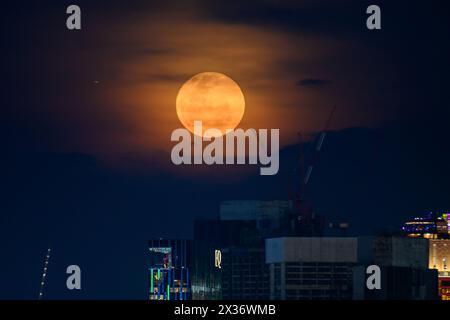 Kuala Lumpur. April 2024. Dieses Foto vom 24. April 2024 zeigt den Vollmond am Himmel von Kuala Lumpur, Malaysia. Quelle: Chong Voon Chung/Xinhua/Alamy Live News Stockfoto