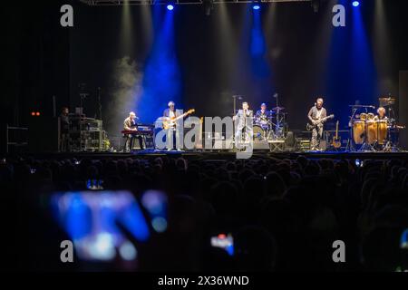 Mantua, Italien. April 2024. Tony Hadley, Künstlername von Anthony Patrick Hadley, tritt auf der Bühne mit der Fabulous TH Band während seines Live-Auftritts für die European Tour „Mad About You with the Fabulous TH Band“ im PalaUnical Theatre in Mantua, Italien, am 24. April 2024 auf. (Foto: Roberto Tommasini/NurPhoto) Credit: NurPhoto SRL/Alamy Live News Stockfoto