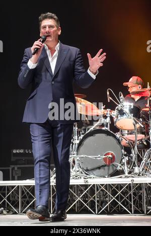 Mantua, Italien. April 2024. Tony Hadley, Künstlername von Anthony Patrick Hadley, singt auf der Bühne während seines Live-Auftritts für „Mad About You“ mit der Fabulous TH Band European Tour im PalaUnical Theatre in Mantua, Italien, am 24. April 2024. (Foto: Roberto Tommasini/NurPhoto) Credit: NurPhoto SRL/Alamy Live News Stockfoto