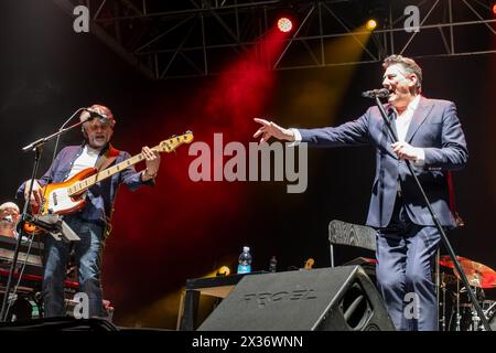 Mantua, Italien. April 2024. Tony Hadley, Künstlername von Anthony Patrick Hadley, singt auf der Bühne während seines Live-Auftritts für „Mad About You“ mit der Fabulous TH Band European Tour im PalaUnical Theatre in Mantua, Italien, am 24. April 2024. (Foto: Roberto Tommasini/NurPhoto) Credit: NurPhoto SRL/Alamy Live News Stockfoto