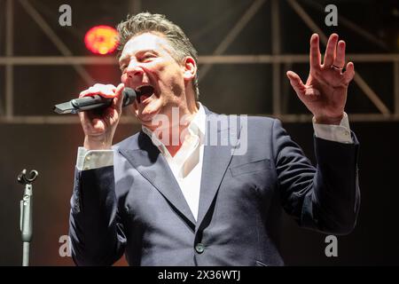 Mantua, Italien. April 2024. Tony Hadley, Künstlername von Anthony Patrick Hadley, singt auf der Bühne während seines Live-Auftritts für „Mad About You“ mit der Fabulous TH Band European Tour im PalaUnical Theatre in Mantua, Italien, am 24. April 2024. (Foto: Roberto Tommasini/NurPhoto) Credit: NurPhoto SRL/Alamy Live News Stockfoto