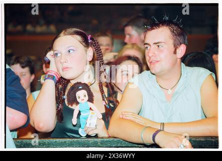 MEL C, KONZERT, CROWD, 2000: The Front of the CROWD für das ehemalige Spice Girl Mel C – Melanie Chisholm – Live-Solo in der Cardiff St David’s Hall am 21. September 2000. Foto: Rob Watkins. INFO: Mel C, geb. Melanie Chisholm am 12. Januar 1974 in Whiston, England, wurde in den 90er Jahren als Mitglied der Spice Girls bekannt Ihre Solokarriere blühte mit Hits wie „Never Be the Same Again“ auf, die ihr beständiges Talent demonstrierten. Stockfoto