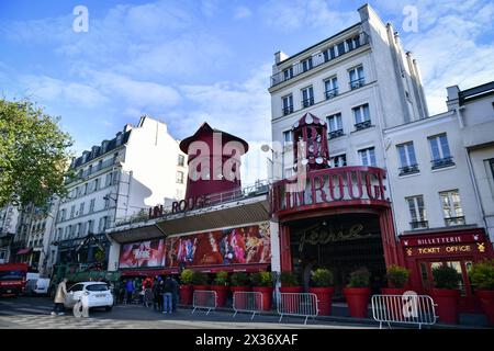 Paris, Frankreich, 25. April 2024, die Arbeiter entfernen am 25. April 2024 die Flügel des Kabaretts Moulin Rouge in Paris, nachdem es gestern Abend zusammengebrochen war. Die Flügel der Windmühle auf dem berühmten Moulin Rouge Kabarett fielen in der Nacht am Mittwoch ab, sagte die Pariser Feuerwehr. Es wurden keine Verletzungen gemeldet, sagten sie und fügten hinzu, dass es kein Risiko mehr für einen weiteren Zusammenbruch gebe. Die Gründe für den Sturz sind derzeit nicht bekannt. Es verursachte Schäden an der Vorderseite des Kabaretts, wodurch die ersten drei Buchstaben des beleuchteten Schilds herunterfielen. Bilder in sozialen Medien zeigten, dass die Blade-Einheit lag Stockfoto