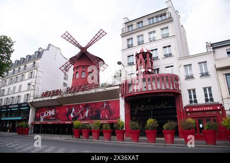 Paris, Frankreich, 25. April 2024, Außenansicht vom 27. April 2020 auf das Cabaret Moulin Rouge in Paris, Frankreich. Die Flügel der Windmühle auf dem berühmten Moulin Rouge Kabarett fielen in der Nacht am Mittwoch ab, sagte die Pariser Feuerwehr. Es wurden keine Verletzungen gemeldet, sagten sie und fügten hinzu, dass es kein Risiko mehr für einen weiteren Zusammenbruch gebe. Die Gründe für den Sturz sind derzeit nicht bekannt. Es verursachte Schäden an der Vorderseite des Kabaretts, wodurch die ersten drei Buchstaben des beleuchteten Schilds herunterfielen. Bilder in sozialen Medien zeigten die Blade-Einheit, die auf der Straße unten lag, mit einigen Stockfoto